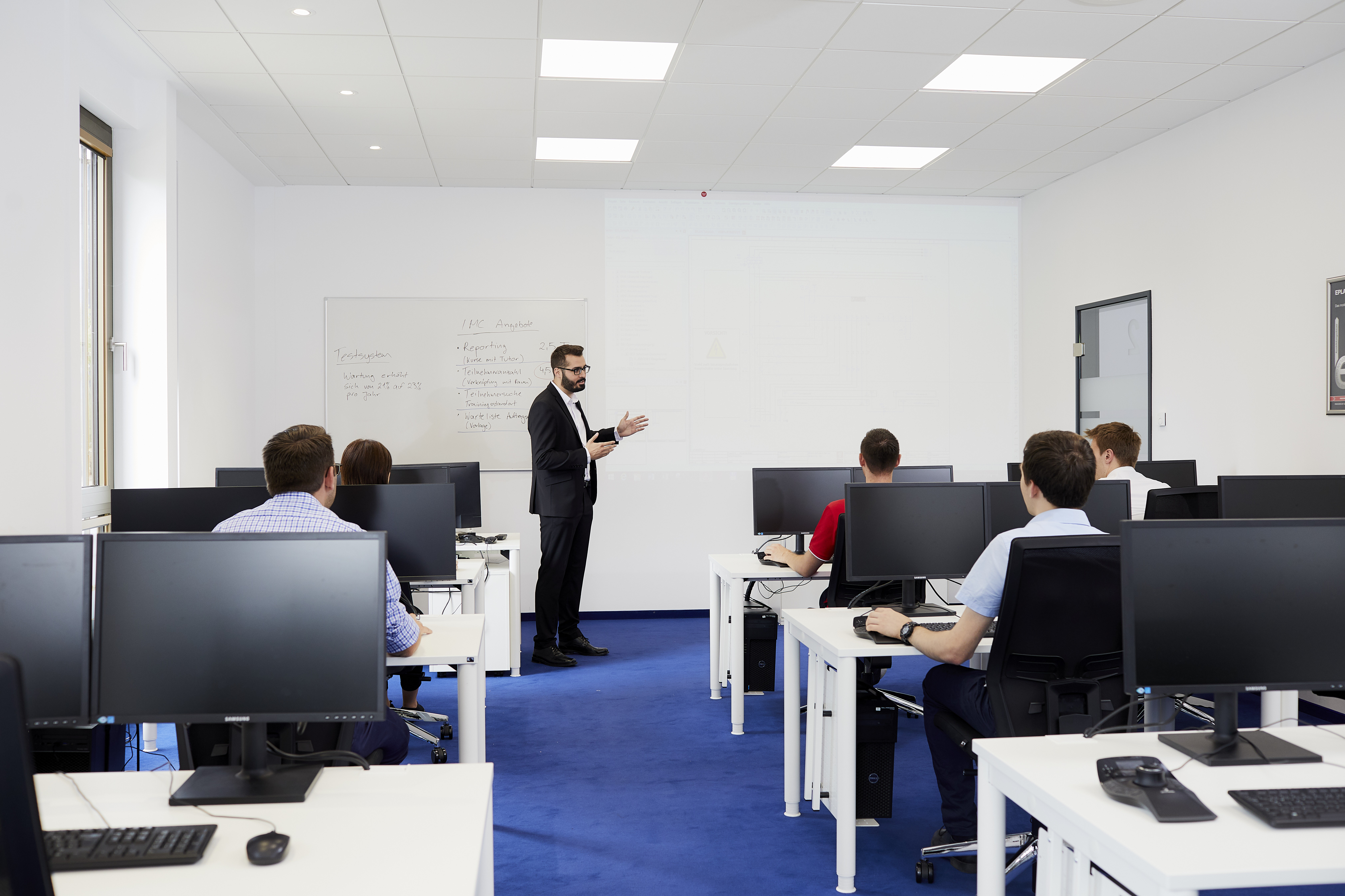 Profesor dando clase sobre las soluciones de EPLAN